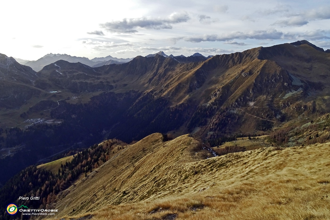 88 Il lungo crinale di discesa dal Monte Arete .JPG -                                